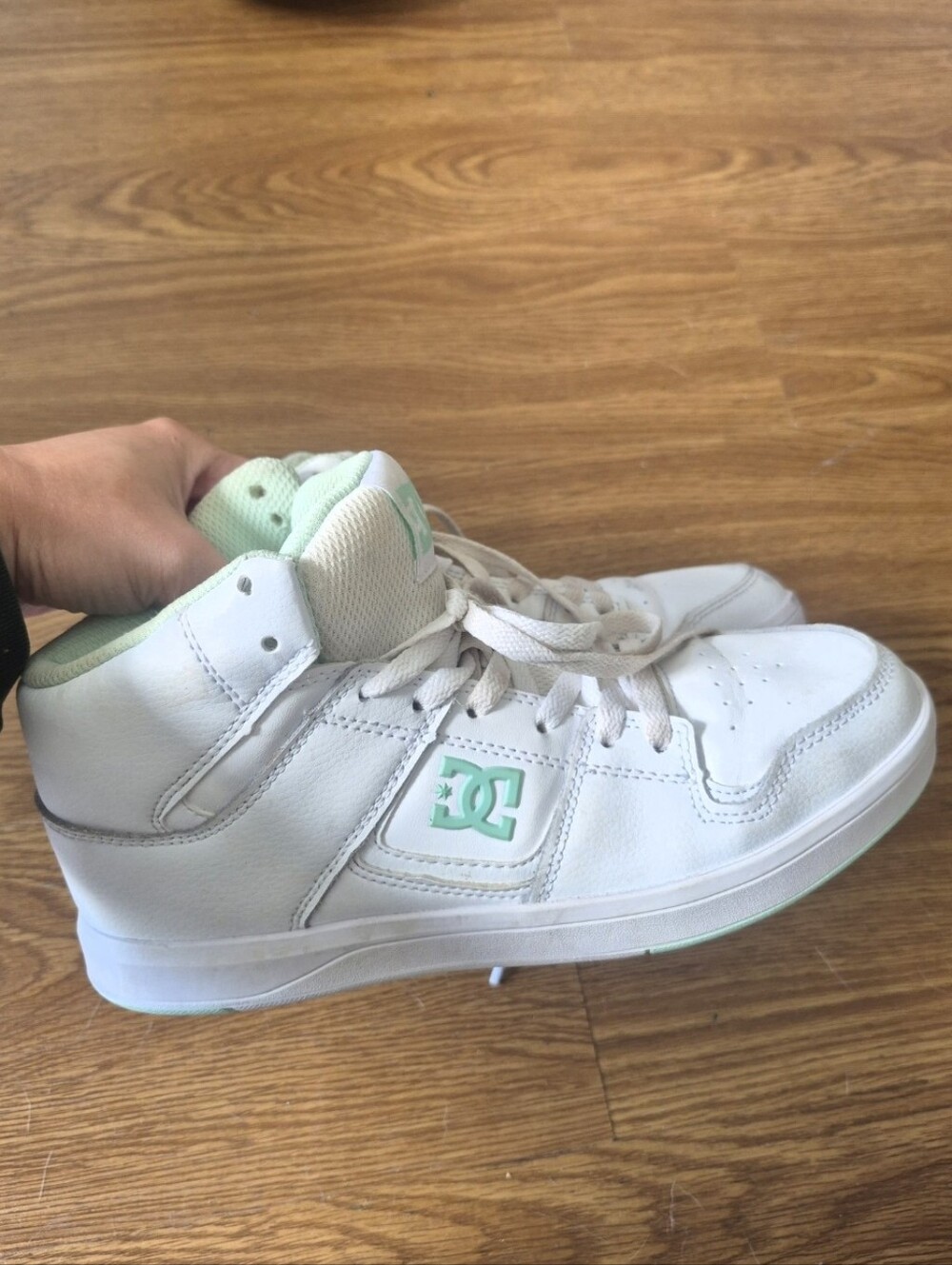 DC Shoes White and Mint Green High-Top Sneakers (W 7.5 / M 5.5 - 24.5cm)